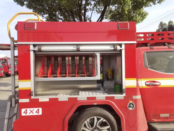 東風銳騏雙排四驅(qū)器材消防車(4×4)