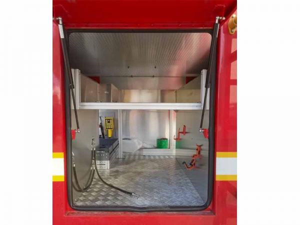 東風銳騏雙排四驅(qū)器材消防車(4×4)