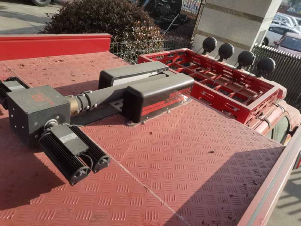 東風銳騏雙排四驅(qū)器材消防車(4×4)